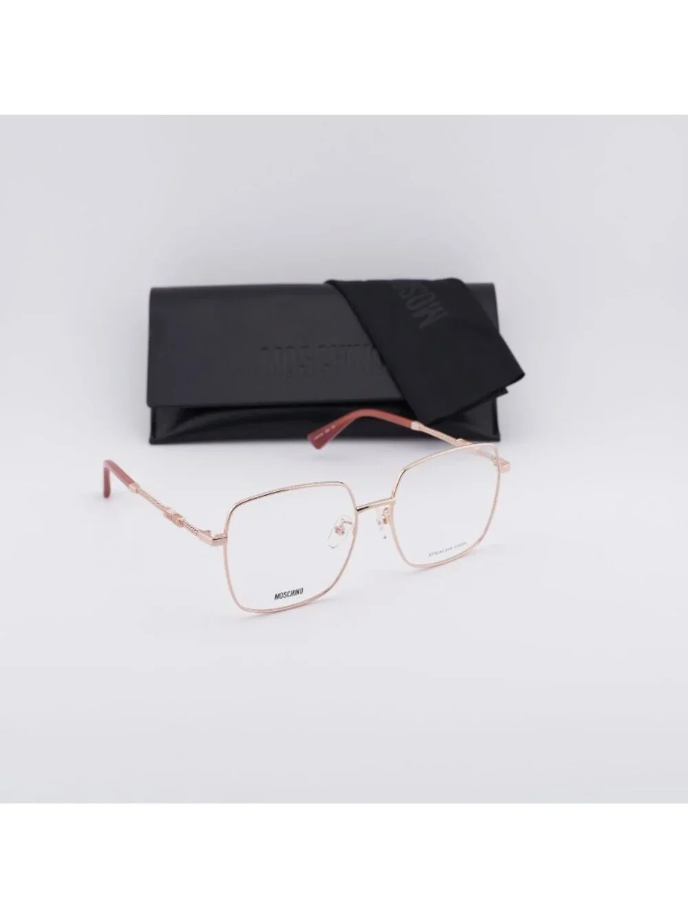 Moschino model mos615